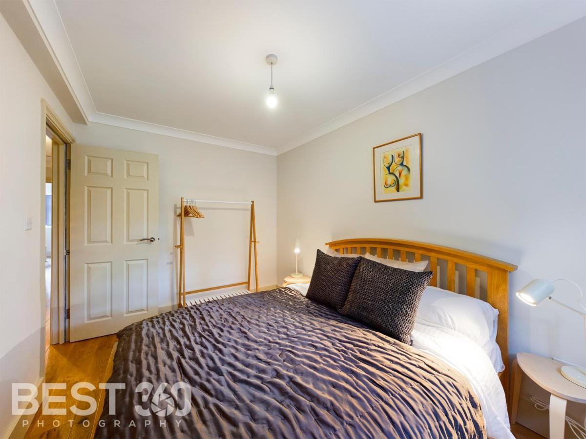 Redhill Town Centre Apartment By Livingo Exterior photo
