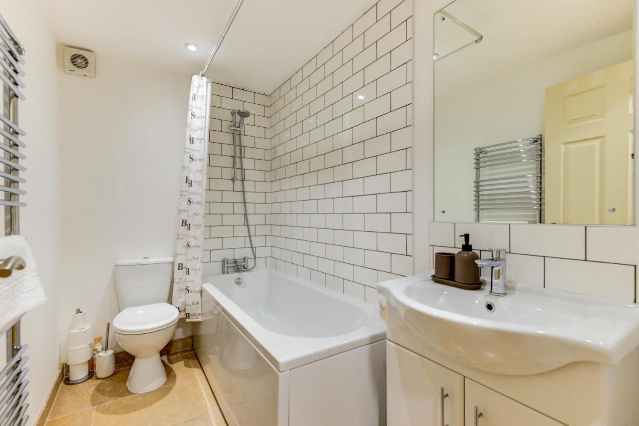 Redhill Town Centre Apartment By Livingo Exterior photo